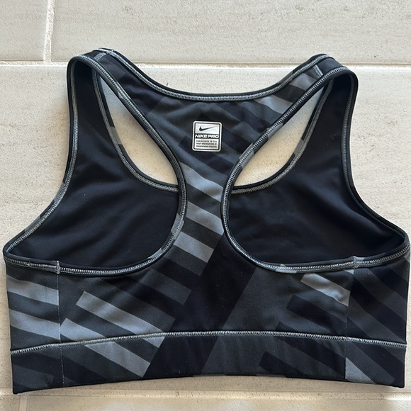 Nike Sports Bra Medium - Picture 2 of 3